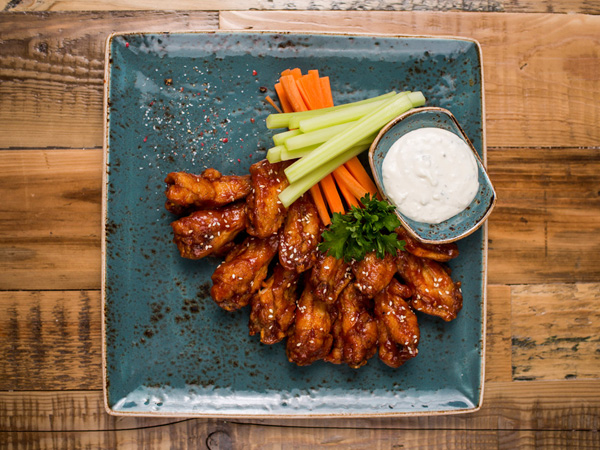 Куриные крылья BBQ с соусом блю чиз